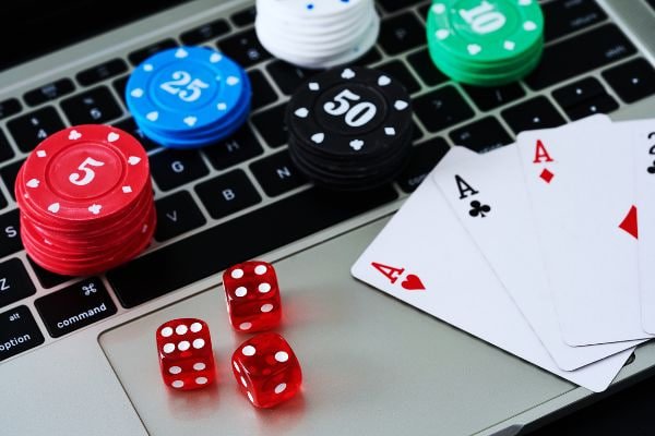 Live Texas Hold'em Bonus dealer table on bobatoto8 mobile app